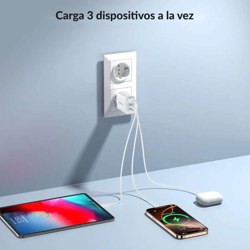Choetech PD3046 en un tomacorriente cargando a la vez un iPad, un iPhone y unos AirPods