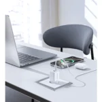 Cargador Choetech PD5012 blanco enchufado en un tomacorriente, cargando un iPhone junto a una laptop