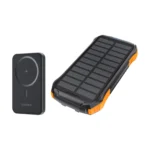 Kit Emergencia Personal Choetech: power bank magnético B709 negro y power bank solar B659 naranja sobre fondo blanco