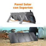 Panel solar Choetech SC006 con dos soportes traseros para inclinarlo hacia el sol, y desplegado en la playa