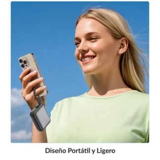 Mujer sostiene un iPhone con el power bank Choetech B832 colgando de su cable integrado