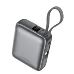 Vista frontal del power bank mini Choetech B832 gris espacial con pantalla LED y cable USB-C integrado