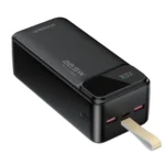 Power bank Choetech B731 visto en ángulo, con 2 puertos USB-A, 1 puerto USB-C y pantalla LED