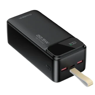 Power bank Choetech B731 visto en ángulo, con 2 puertos USB-A, 1 puerto USB-C y pantalla LED