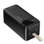Power bank Choetech B732 negro en ángulo, con dos puertos USB-A, un USB-C y pantalla LED